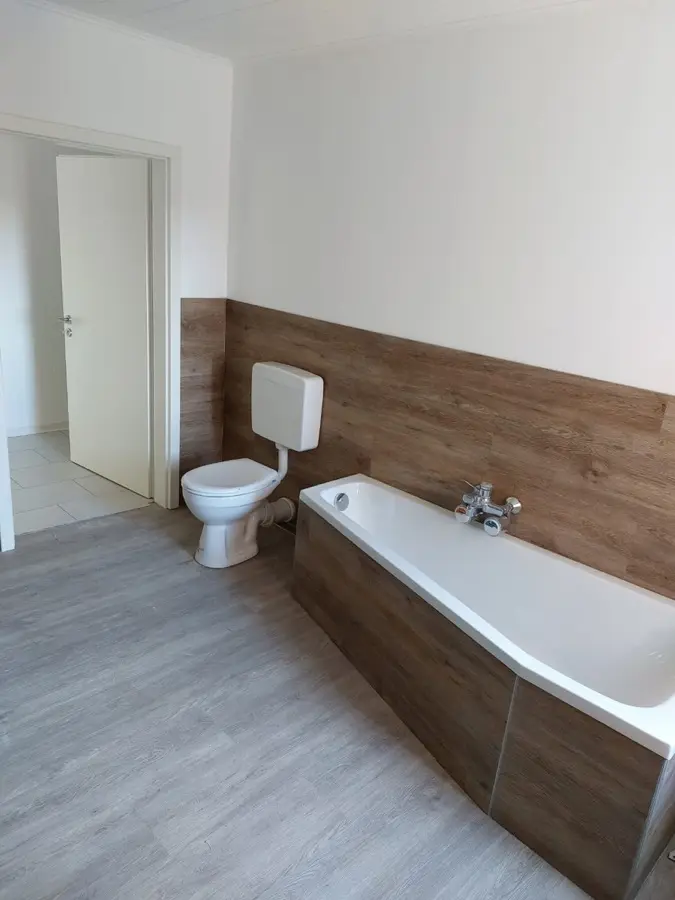 Badezimmer streichen Frankfurt — frisch gestrichene Wände mit Nassraumfarbe, Andymen