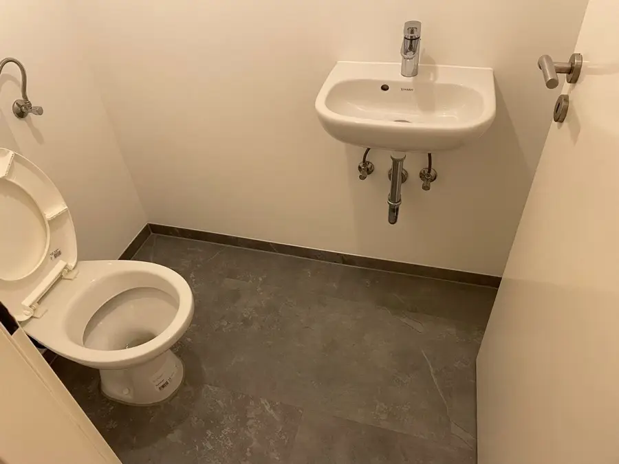 G&auml;ste-WC Frankfurt nach Renovierung &mdash; weißer Anstrich, Duravit, Andymen
