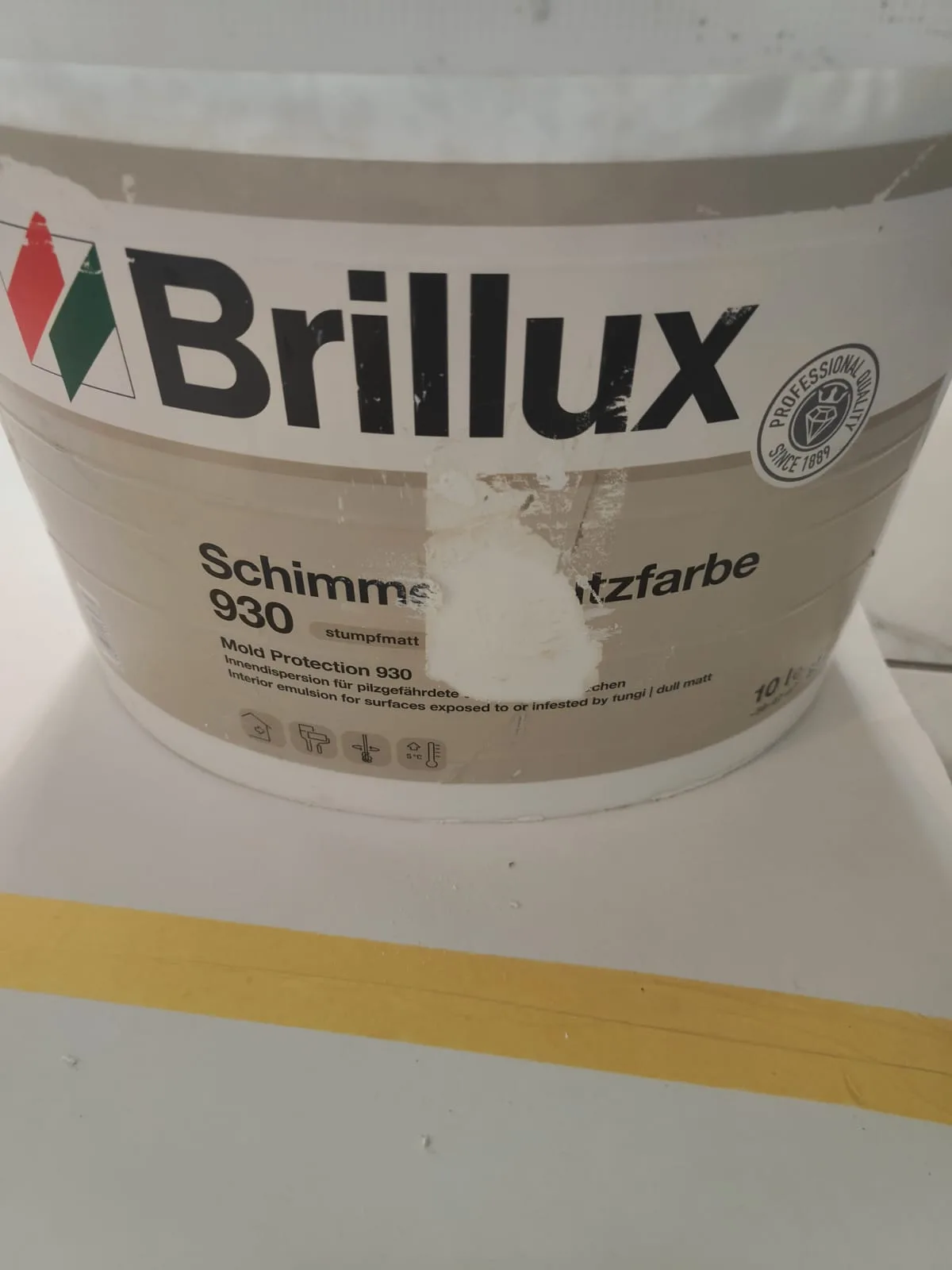 Brillux Schimmelschutzfarbe beim Einsatz durch Andymen