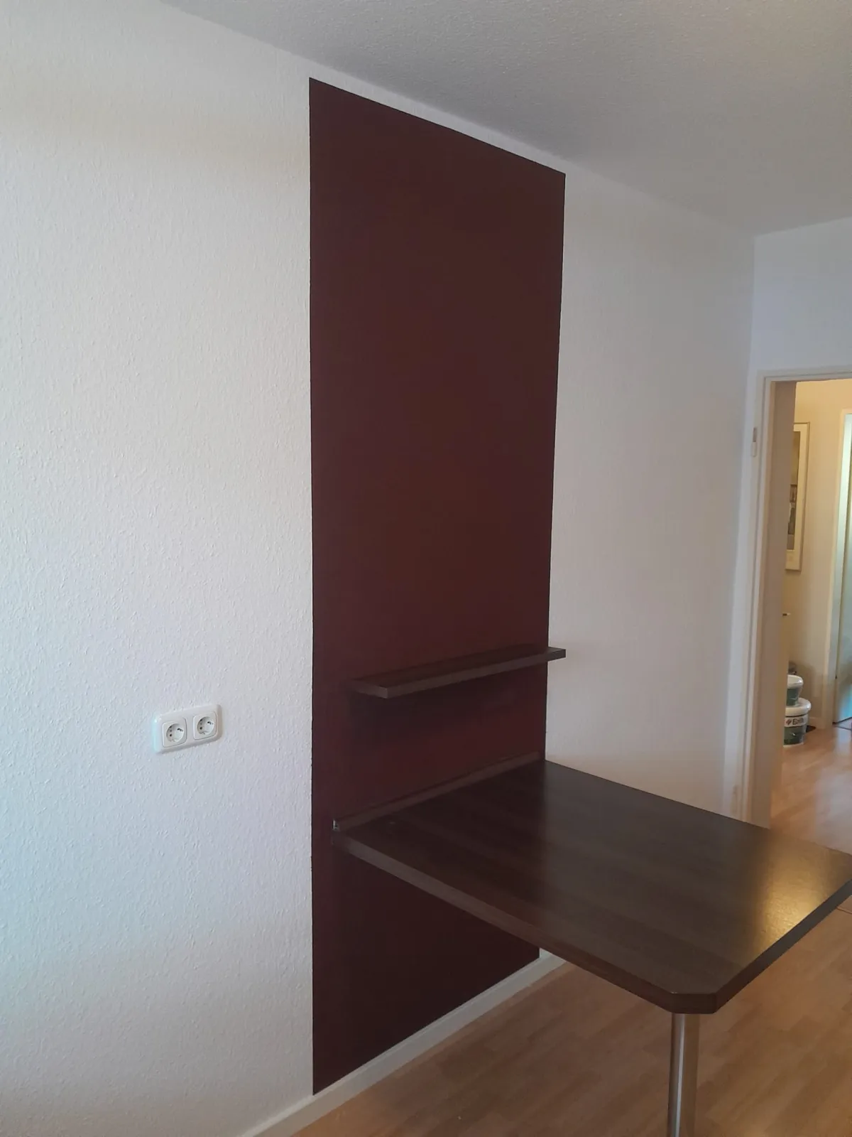 K&uuml;che fertig mit Bordeaux-Akzentwand Regal weisse Waende Erlensee