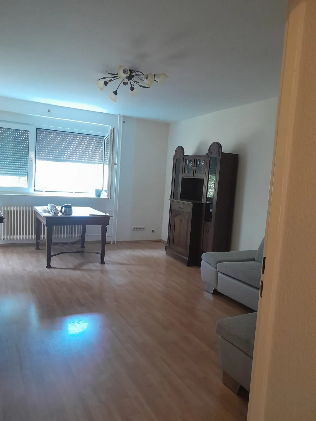 Wohnzimmer fertig gestrichen helle Waende Laminatboden Erlensee