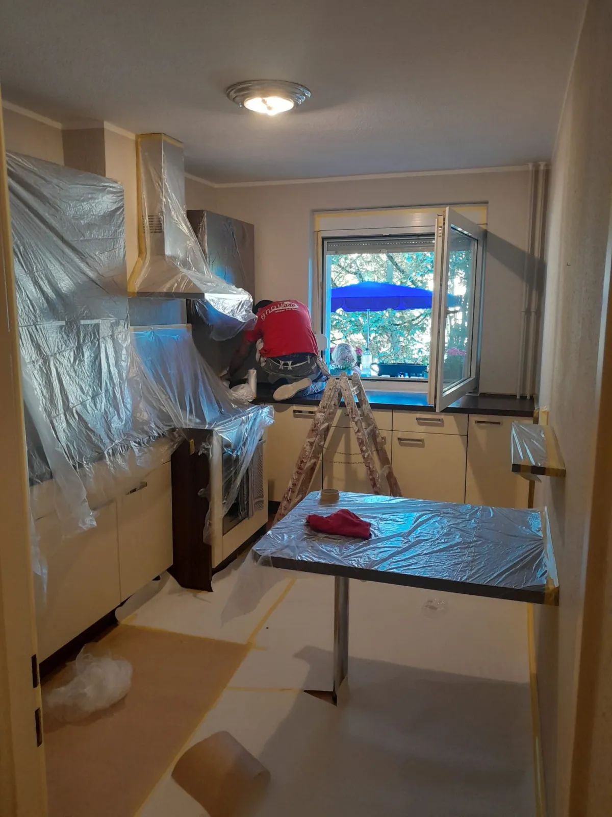 K&uuml;che komplett abgeklebt f&uuml;r Malerarbeiten professionelle Abdeckung