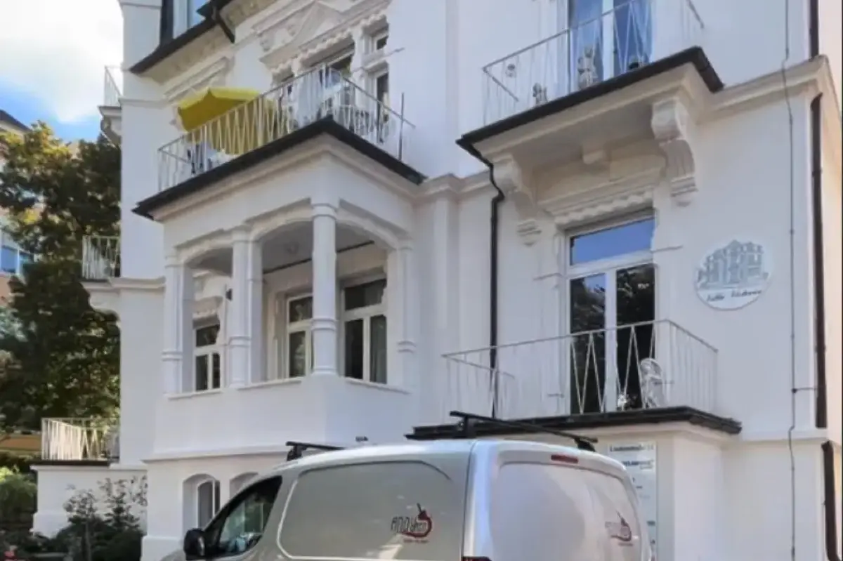 Fassadenanstrich Mehrfamilienhaus Bad Nauheim — Andymen Transporter vor Altbau-Villa