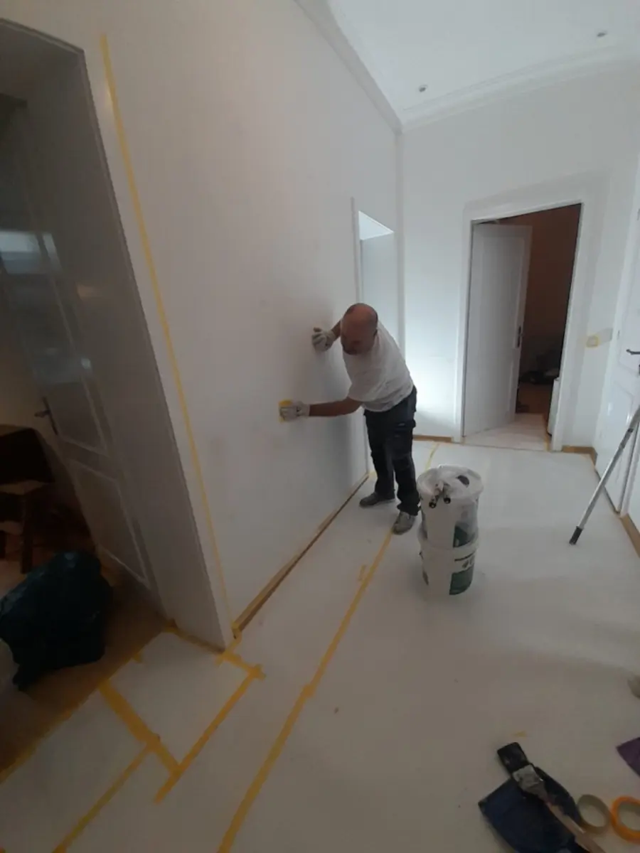 Wandanstrich Altbau-Flur Frankfurt-Nordend &mdash; Boden abgeklebt, T&uuml;ren sichtbar