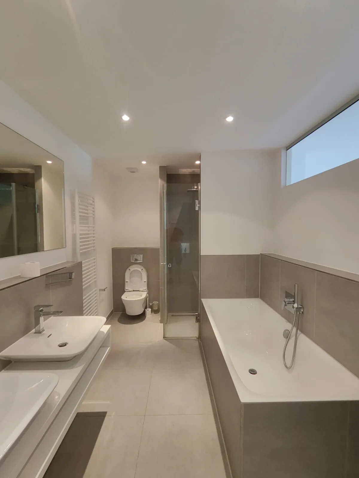 Modernes Bad fertig gestrichen mit Glasdusche Badewanne und Einbau-Spots