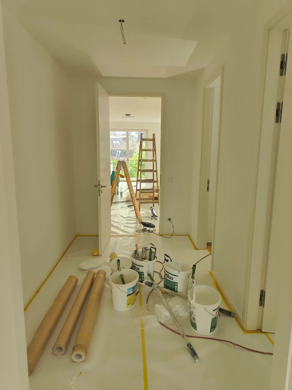 Flur waehrend Malerarbeiten mit Brillux-Farbe und Abdeckfolie