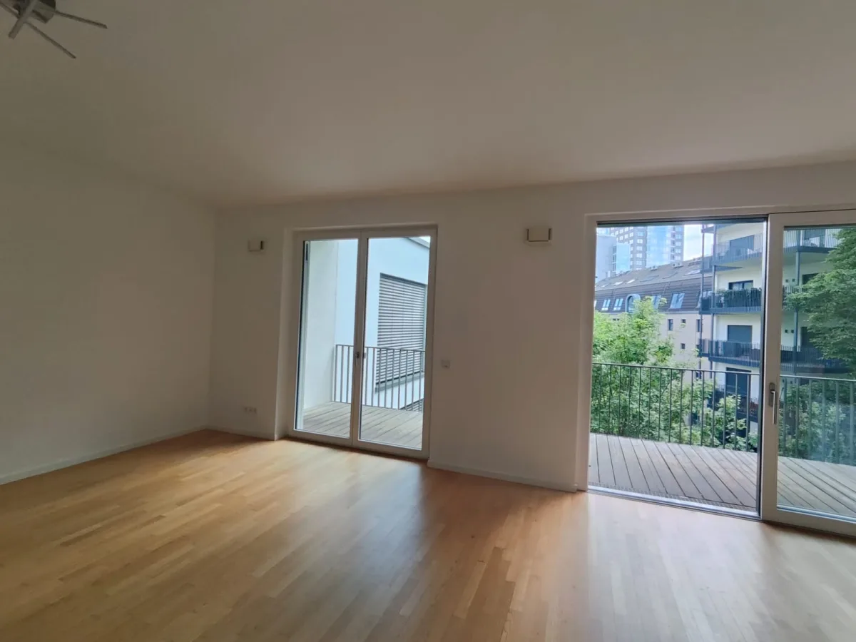 Wohnzimmer fertig gestrichen mit Holzparkett und Balkontuer Frankfurt-Westend
