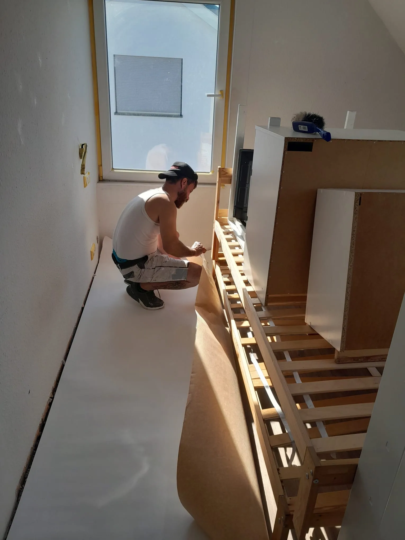 Moebel und Einbauschraenke mit Schutzpapier abgedeckt waehrend Malerarbeiten Hochheim