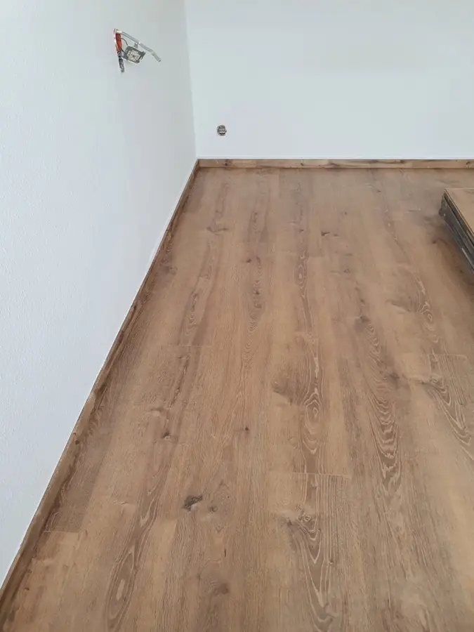 Schimmelsanierung Wetterau &mdash; frisch saniertes Zimmer, wei&szlig;e W&auml;nde, neuer Boden, Andymen