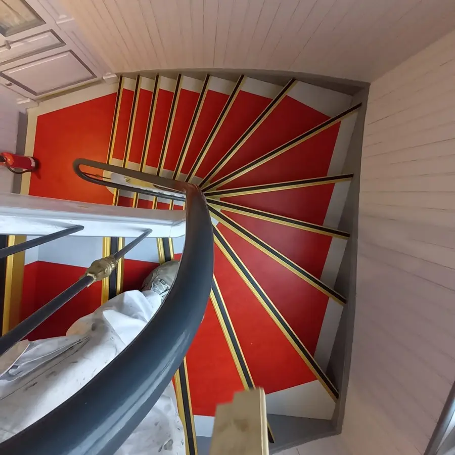 Treppenhausrenovierung Bad Nauheim &mdash; fertige Wendeltreppe rot-gold, Andymen