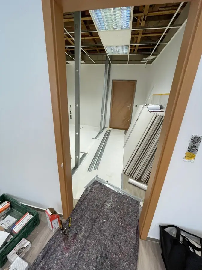 Trockenbau Gie&szlig;en &mdash; Stahlst&auml;nder und Deckenraster im Rohbau, Andymen