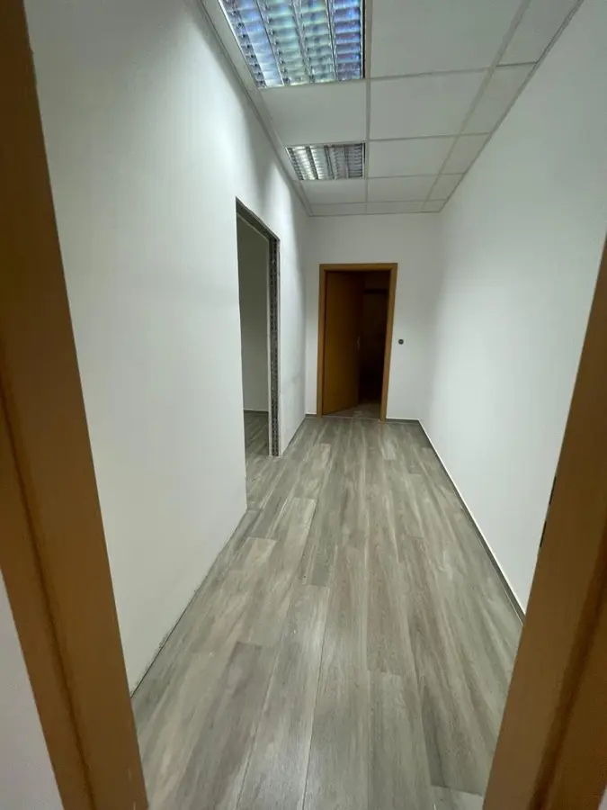 Trockenbau Gie&szlig;en &mdash; fertiger B&uuml;roflur mit Rigips-Decke, Andymen
