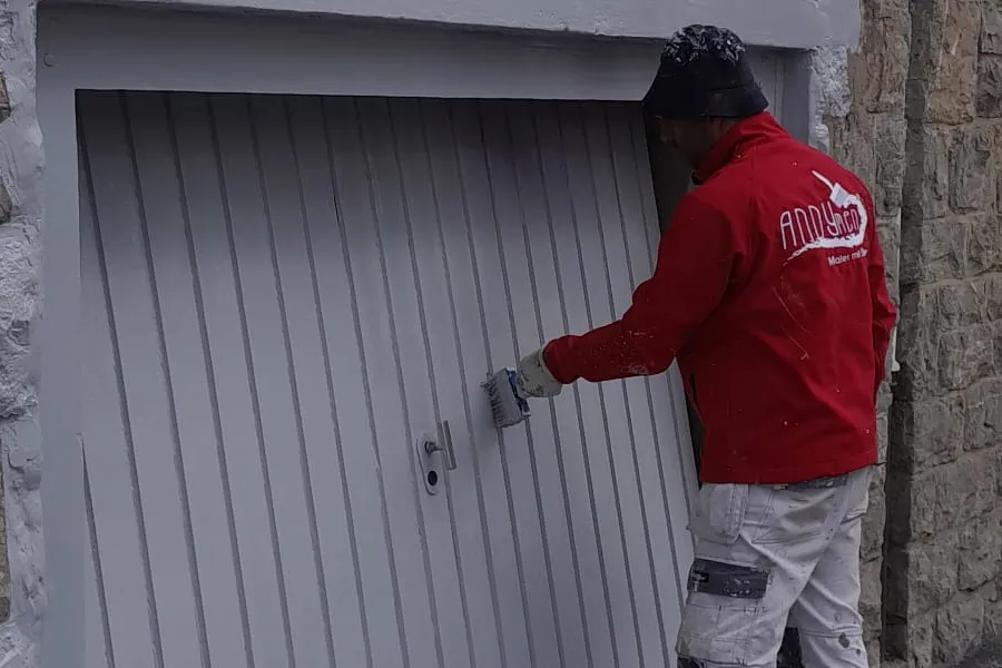 Andymen Mitarbeiter bei Malerarbeiten — rote Jacke, Garagentor lackieren, Butzbach