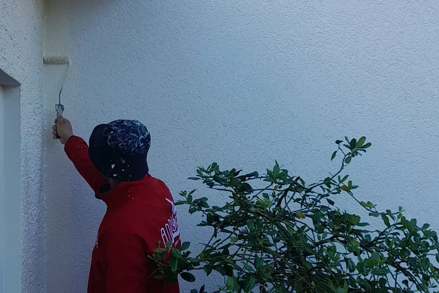Andymen Mitarbeiter bei Altbau-Fassadenarbeiten — rote Jacke, Langroller, Wetterau