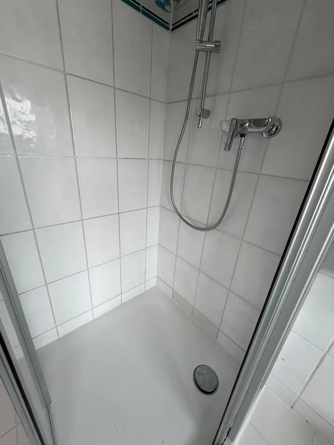 Tapezierarbeiten Butzbach — Flur professionell tapeziert mit Vlies